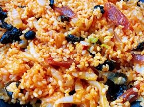放入木耳同时放入盐和味精大火快速翻炒均匀入味即可出锅享用