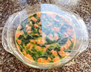 放入盐、香油、味精搅拌调味均匀盖上保鲜膜