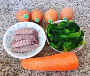 准备原材料鸡蛋、蒸好的虾爬肉去壳取肉、焯好水的菠菜、胡萝卜备用
