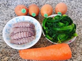 准备原材料鸡蛋、蒸好的虾爬肉去壳取肉、焯好水的菠菜、胡萝卜备用