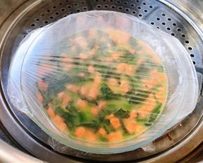 蒸锅烧开水将菠菜鸡蛋羹放入蒸锅大火蒸12分钟