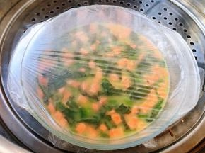 蒸锅烧开水将菠菜鸡蛋羹放入蒸锅大火蒸12分钟