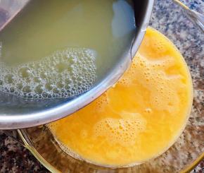 蛋液打散倒入1:1的清水或高汤