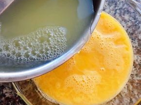 蛋液打散倒入1:1的清水或高汤