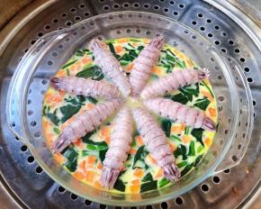 蛋羹蒸成八分熟将虾爬肉依次摆在蛋羹上面