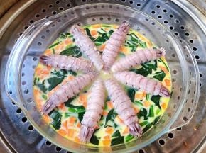 蛋羹蒸成八分熟将虾爬肉依次摆在蛋羹上面