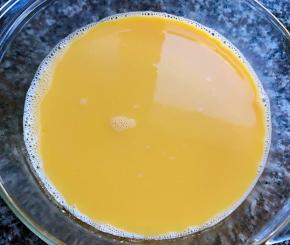 搅拌均匀撇去表层的浮沫