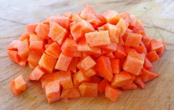 胡萝卜切成小粒状