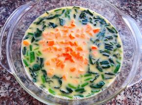 菠菜和胡萝卜粒放入蛋液中