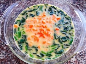 菠菜和胡萝卜粒放入蛋液中