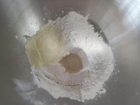 将除黄油和盐以外的材料按顺序放入厨师机桶