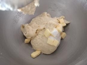 放入黄油和盐
