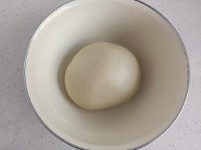 盖保鲜膜放温暖处进行发酵