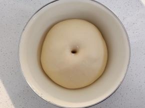 发酵至两倍大，手指戳洞不塌陷不回缩