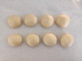 平均分成8份，滚圆后盖保鲜膜松弛10分钟