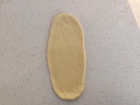 取一份松弛好的面团擀成牛舌状