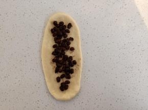 铺上蜜豆，边缘和下面接口处不要铺满