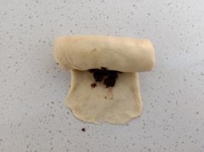 从上往下卷起，接口处按压一下，以防二发时撑开