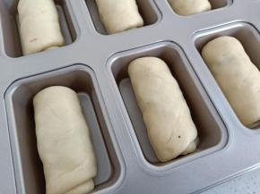 全部卷好后放入模具