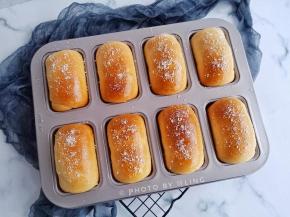 出炉后再刷一层蜂蜜水，撒上椰蓉