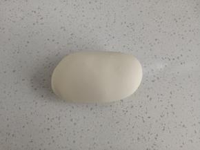 将面团材料混合，揉成超级无敌光滑的面团