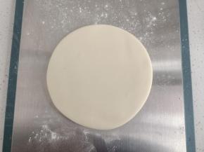 用擀面杖擀成7.8mm 厚的面片