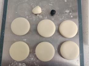 用饺子皮模具压出圆形，剩余的面团取1克揉入竹炭粉