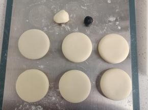 用饺子皮模具压出圆形，剩余的面团取1克揉入竹炭粉