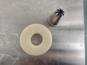 用合适大小的裱花嘴在中间压一个圆，甜甜圈就做好了