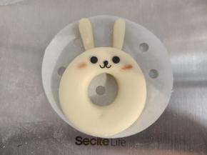 用刷子蘸一丢丢红曲粉给刷上腮红