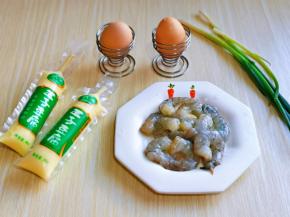 准备食材，虾仁提前剥好的。
