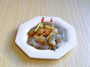 虾仁冷水冲洗干净，加入姜丝，十三香，盐，料酒。