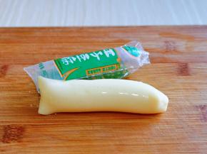 日本豆腐取下包装，分享个小窍门，可以用剪刀在包装的侧面剪开，这样豆腐很完整。