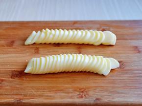 两条豆腐都取下包装，再切片。