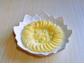 切好的豆腐片摆盘，小心一点哈，易碎，把两头的切碎放在中间。