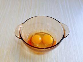 鸡蛋磕碗里，加入少许盐，抽打均匀。