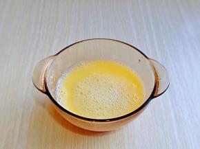 加入鸡蛋液的等量水，水量1:1，用手动打蛋器打至均匀。