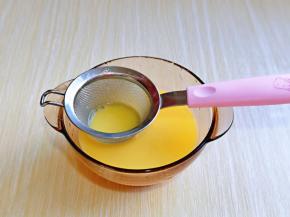 之后将蛋液过细筛。