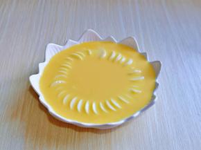 再过一遍细筛，直接漏在豆腐盘里。