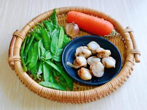 准备食材，扇贝肉我是直接买的真空包装那种，用新鲜的也可以，那样需要提前焯个水。