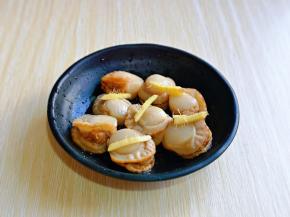 扇贝肉洗干净放弃器具中，加入切好的姜丝，料酒，少许十三香抓拌均匀，腌制10分钟，