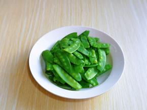 荷兰豆去根去尖洗干净。