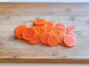 胡萝卜去皮，洗干净切片。