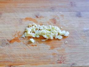 大蒜去皮切碎。