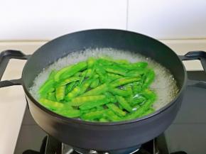 荷兰豆焯水，锅中加入水烧开，下荷兰豆大火烧开即可捞出，过冷水。