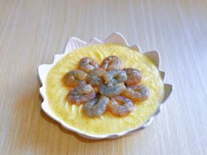 10分钟后取出加入腌制好的虾仁，盖上盖子再蒸4分钟即可。