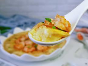 一口一勺，有豆腐，有蛋还有虾仁。