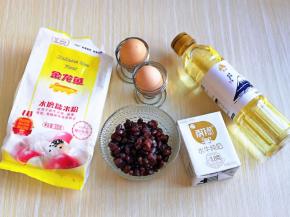 准备食材，我用的草鸡蛋比较小，两个重量是75克。