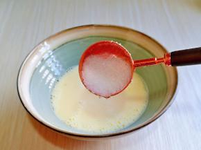 再加入细砂糖，手动打蛋器充分打至均匀。