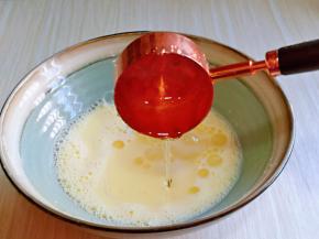 再加入烘焙专用油，再次抽打彻底融合在一起，一定要打至均匀，不能油水分离现象，右眼看不到油即可。(用玉米油也可以)